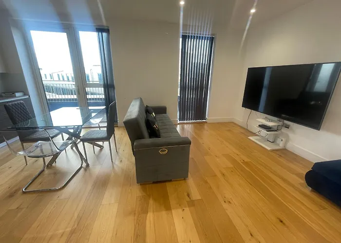 Luxury Top Floor Penthouse Apartment Near Heathrow
