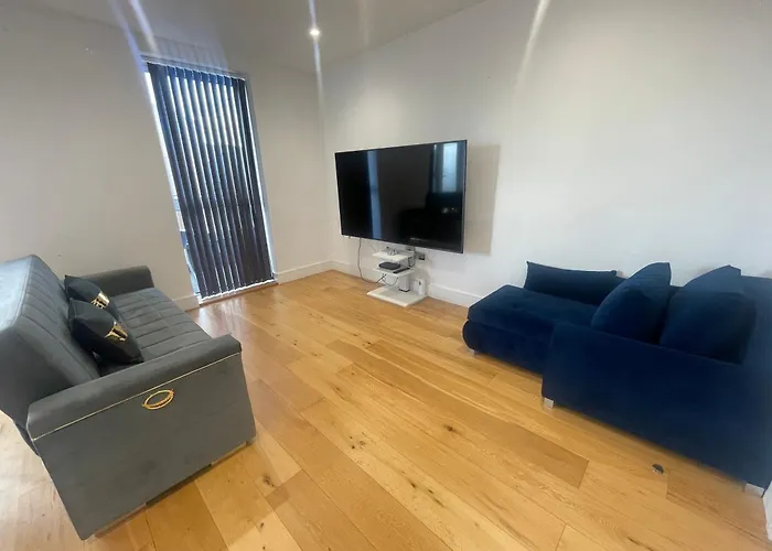 Luxury Top Floor Penthouse Apartment Near Heathrow