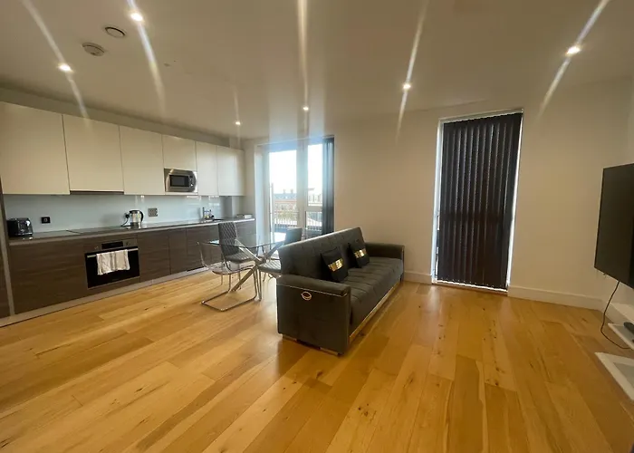 Luxury Top Floor Penthouse Apartment Near Heathrow